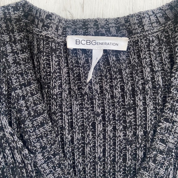 BCBG Generation | V-Neck tunic sweater with slits - Picture 4 of 7